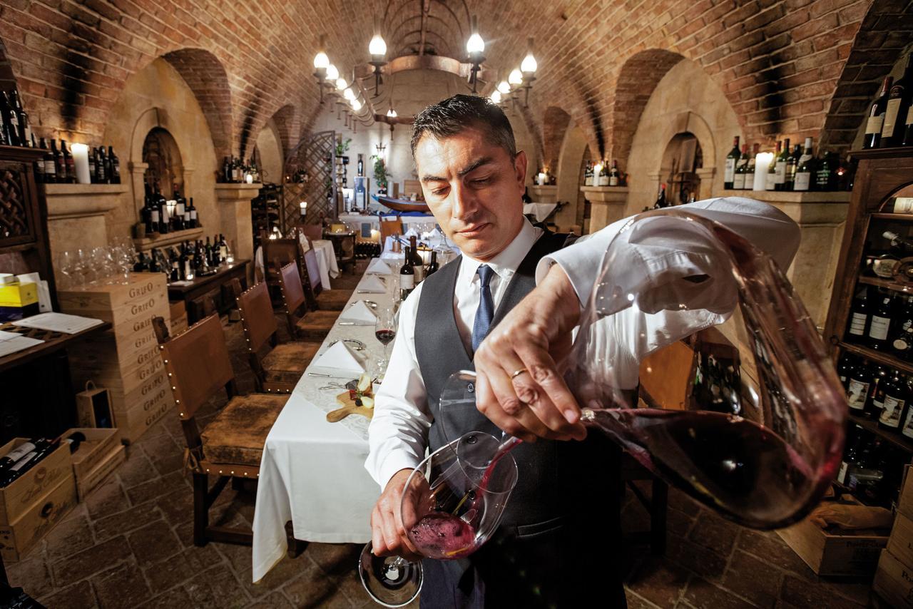 Vila Vita Parc Армасан-де-Пера Екстер'єр фото Sommelier decanting wine